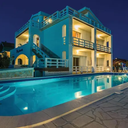 Five-bedroom In Tatil Evi *