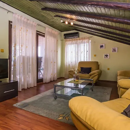 Five-bedroom In بيت للعطل *