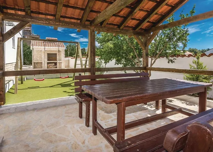 Five-bedroom In Ζαντάρ