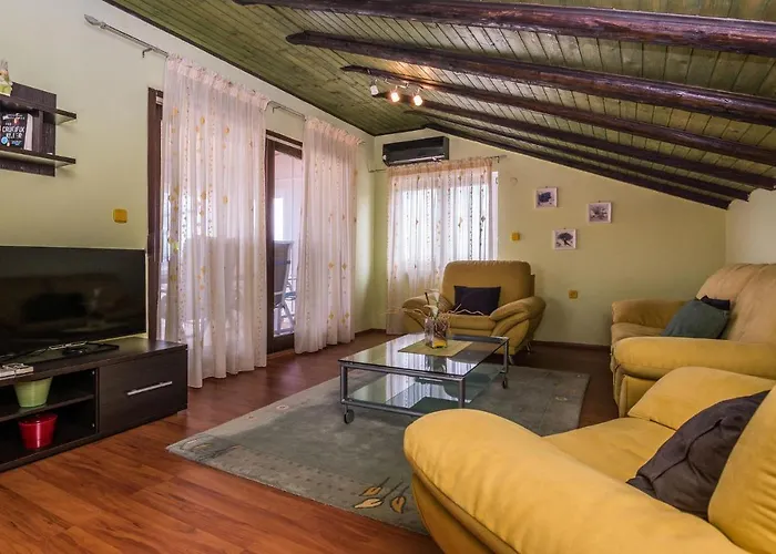 Five-bedroom In Vikendica *