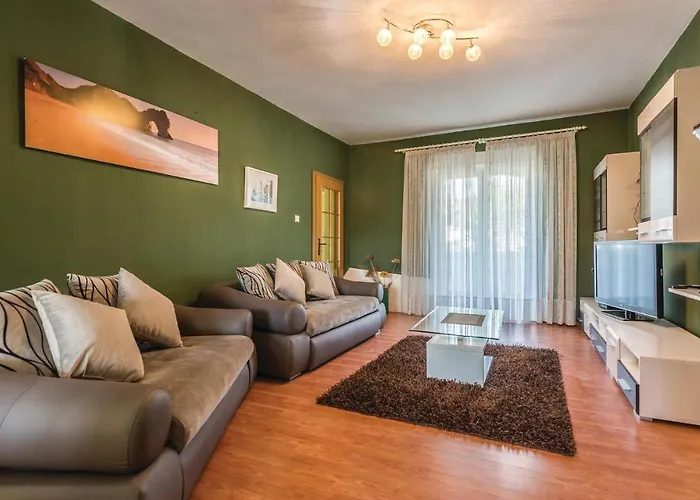 Five-bedroom In Ζαντάρ