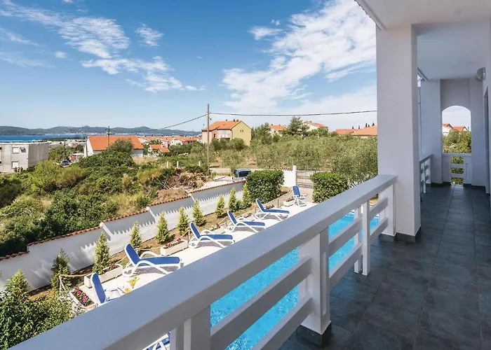 Five-bedroom In Ζαντάρ
