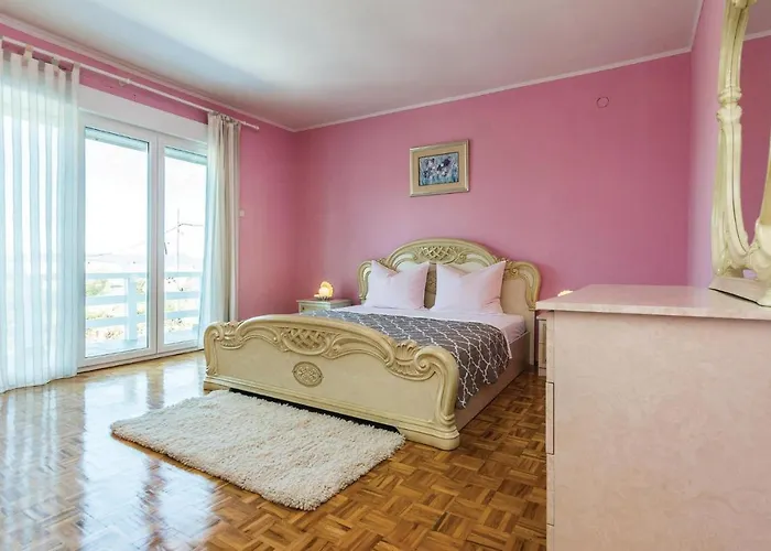 Five-bedroom In Дом отдыха *