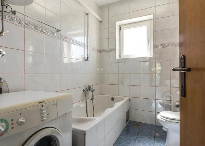 Five-bedroom In Ζαντάρ